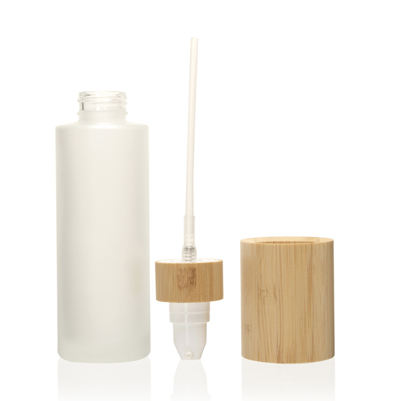 Brume fine de pompe cosmétique givrée de lotion et bouteille de jet en verre de lotion avec le couvercle en bois de bambou Brume fine de pompe cosmétique givrée de lotion et bouteille de jet en verre de lotion avec le couvercle en bois de bambou