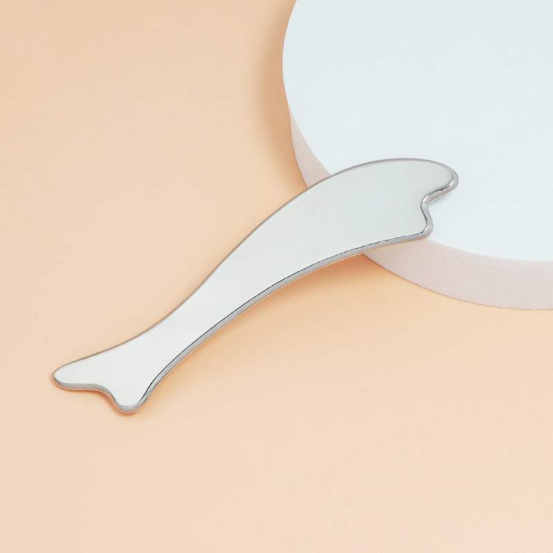 Planche Gua Sha en alliage de zinc en forme de poisson avec couleurs et logo personnalisés