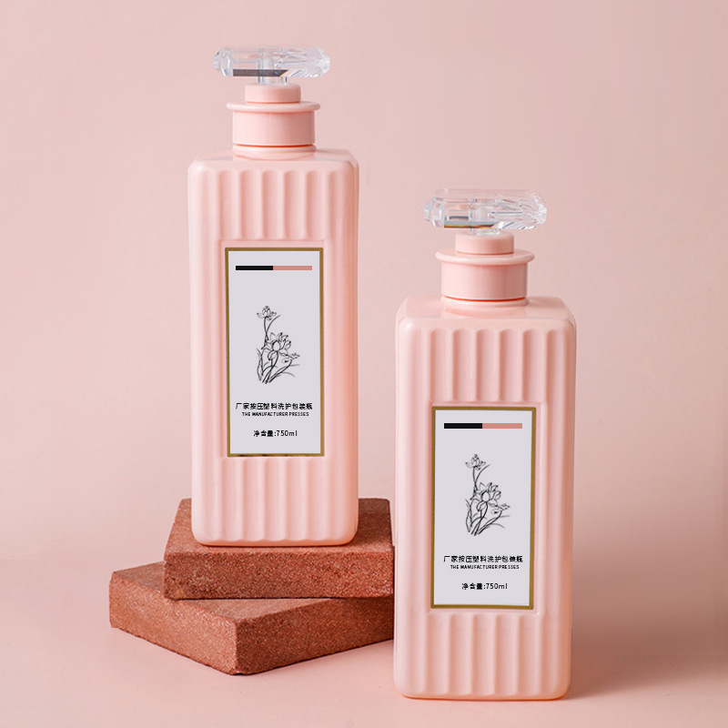 Bouteille de pompe de lotion pour animaux de compagnie en plastique carrée de 500 ml 750 ml avec surface en forme de rayure pour shampooing et revitalisant d'huile capillaire contenant cosmétique