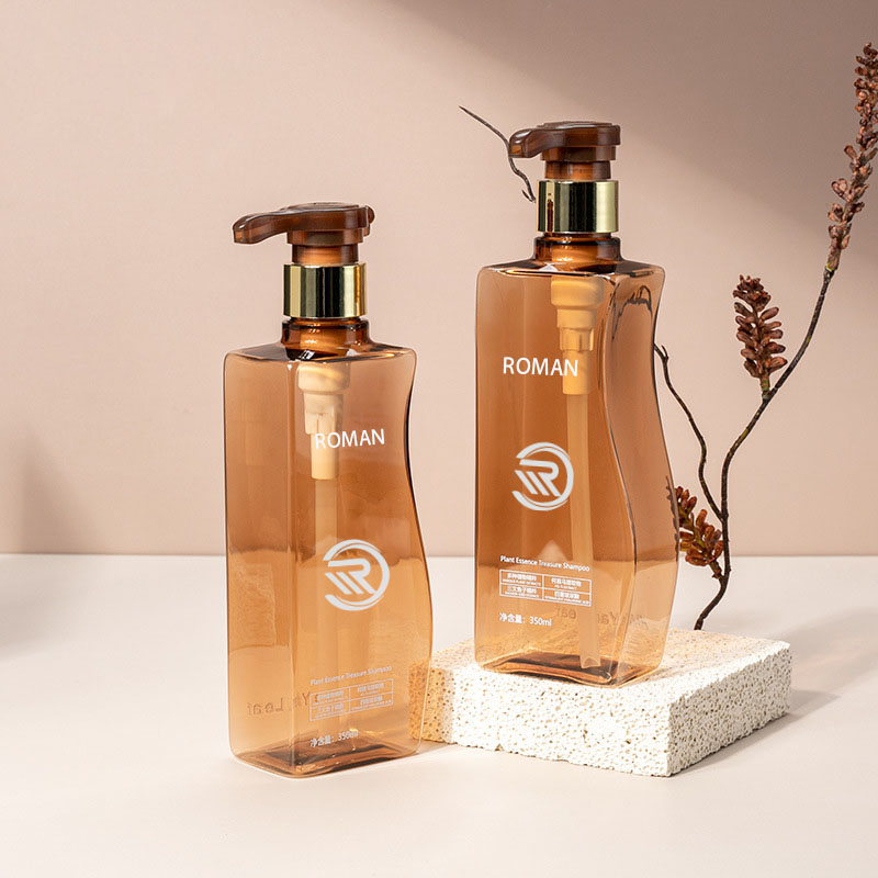 Bouteille de lotion pour le corps vide en plastique pour animaux de compagnie ambre en forme de courbe fiable de 350 ml 500 ml avec pompe pour le soin des cheveux, shampoing, revitalisant ou crème pour le visage